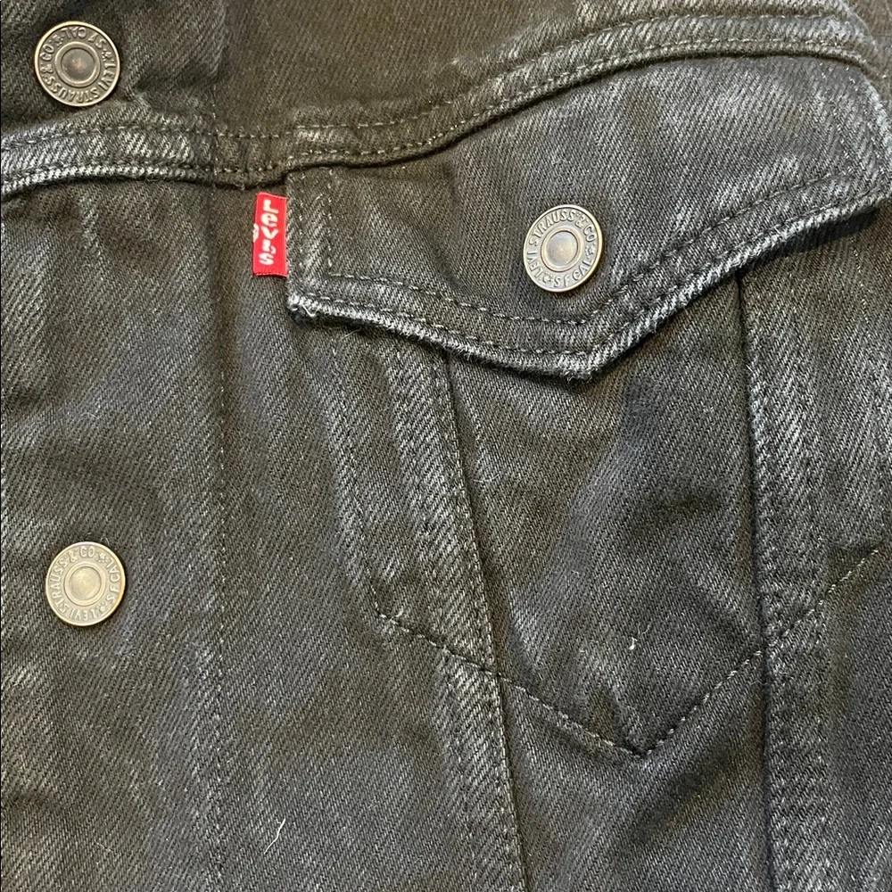 Levi's Men's Black Sherpa-Lined Denim Jacket - Picture 2 of 5